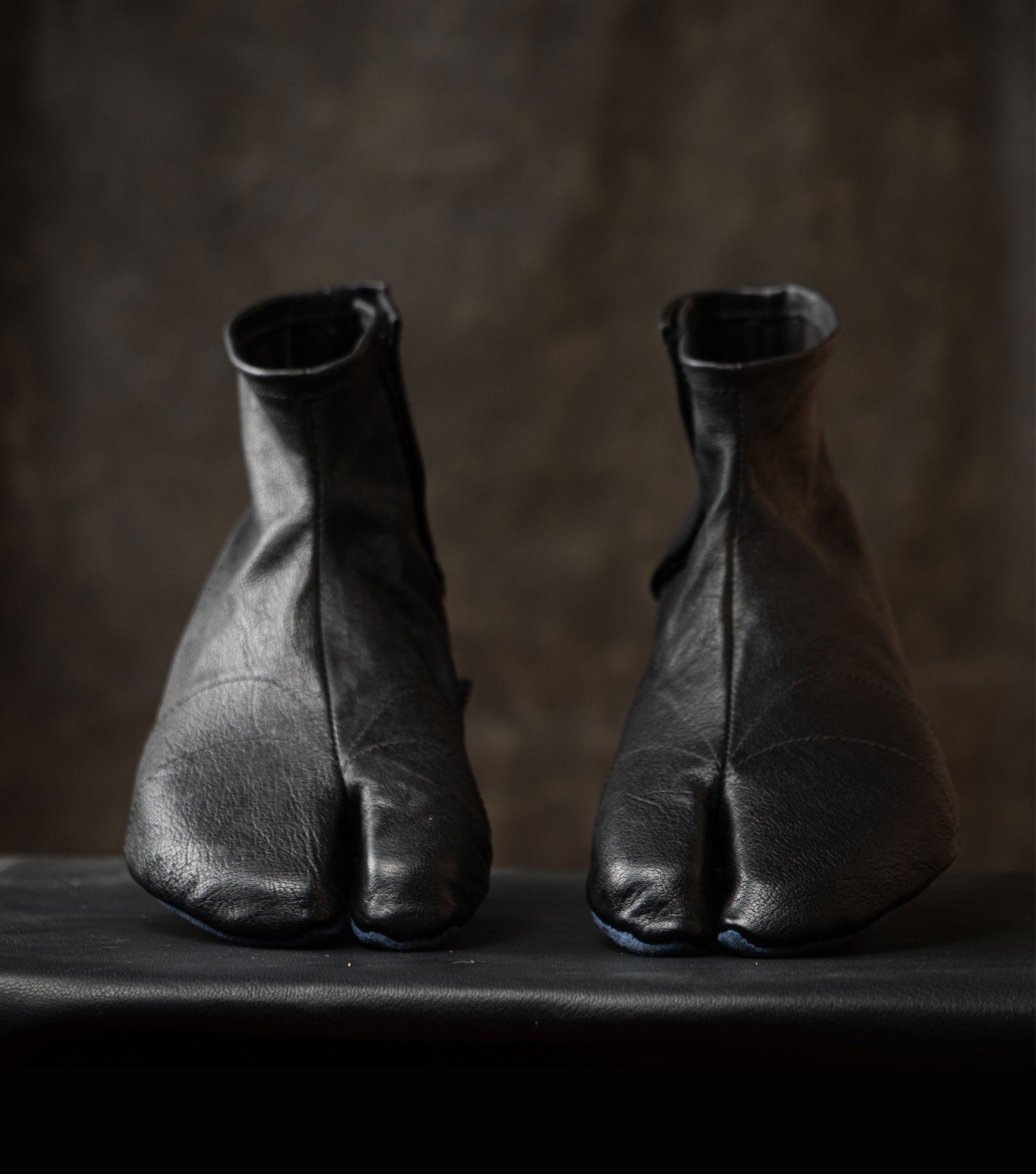 Historia Fascinante de las Botas Tabi en la Moda y el Deporte